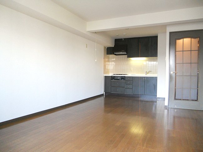 Living and room. Spacious living 11.1 Pledge