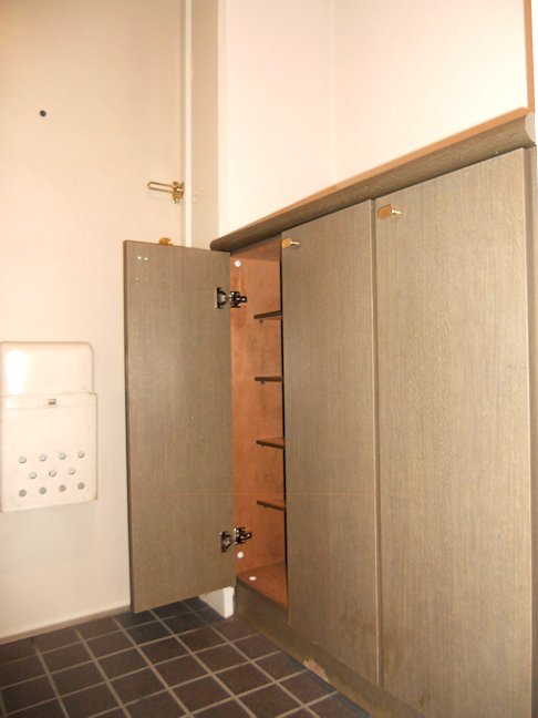 Receipt. Plenty of storage of shoe box