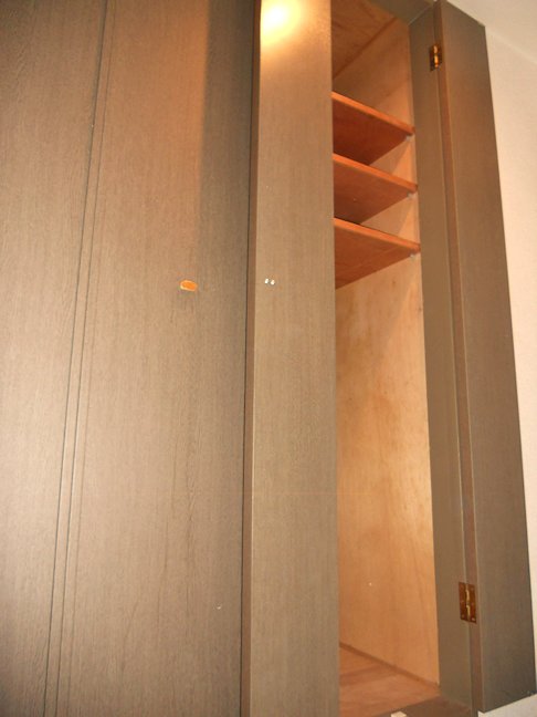 Receipt. Housed at the entrance next to which it can be stored shoes