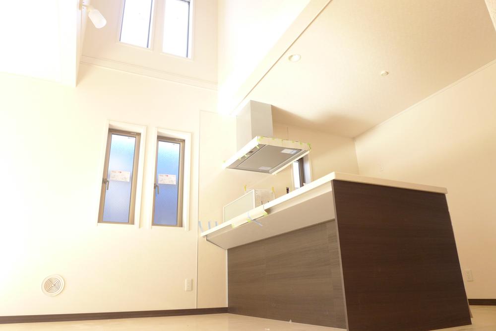 Kitchen. Bathed in sunlight from the atrium 4 Building Kitchen. Cleanup system kitchen is equipped with a convenient dishwasher to wife! Room was based on "white" is, Also exudes the warmth shines light bulb color.