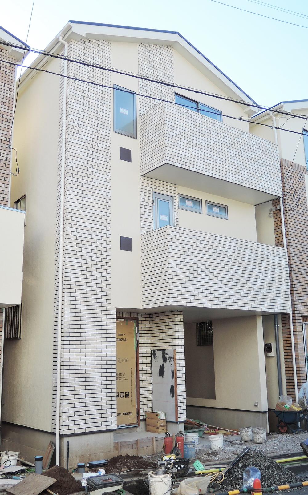 Local appearance photo. 3 is a Building.