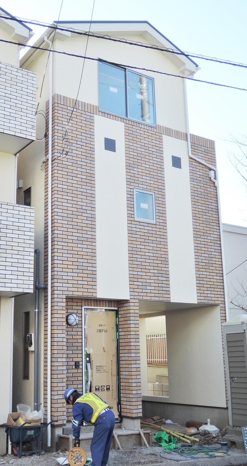 Local appearance photo. 4 is a Building.