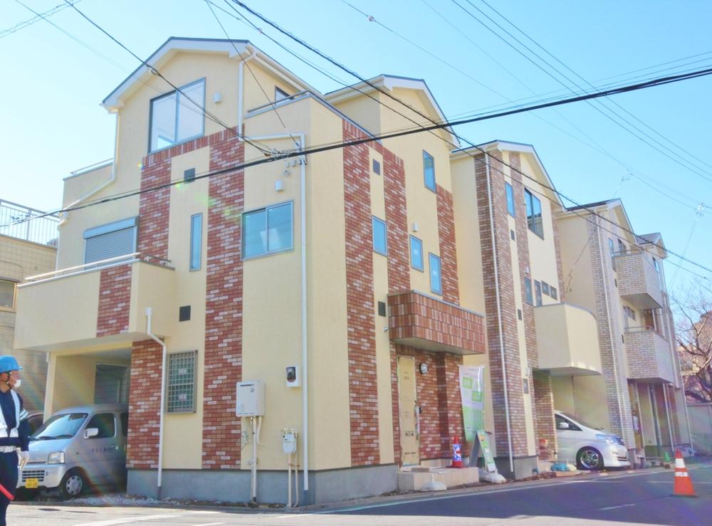 Local photos, including front road. 2013 December 12, shooting It is close smoothly construction progresses completed. It has pun switching of tile in Las mortar. It will be the birth of modern bright city blocks in the mansion district of Tokiwa!