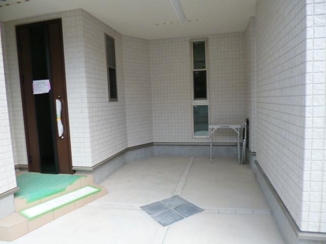 Entrance. Building 2: local (July 2013) Shooting