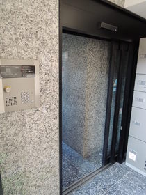 Entrance. Auto is a lock.