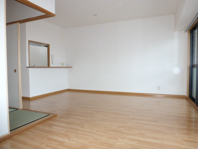 Living and room. Spacious 15.5 Pledge wide living room