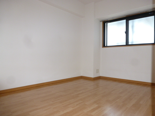 Living and room. Bright Western-style 5.7 Pledge