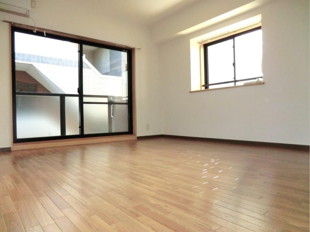 Living and room. ☆ It contains the bright sunshine ・ top floor ・ Corner room! ☆