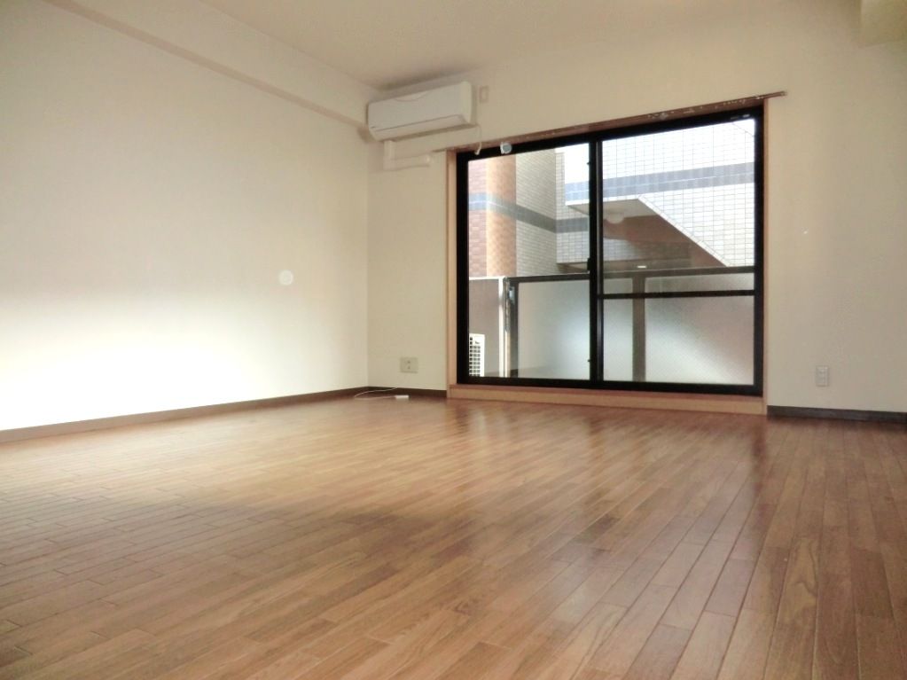 Living and room. ☆ Air conditioning 1 groups ・ It is lighting fixtures equipped ☆