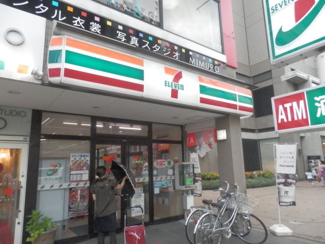 Convenience store. 250m to Seven-Eleven (convenience store)