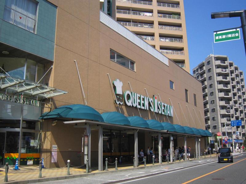Shopping centre. 624m until the Queen's Isetan (shopping center)