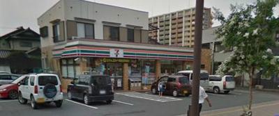 Convenience store. 550m to Seven-Eleven (convenience store)