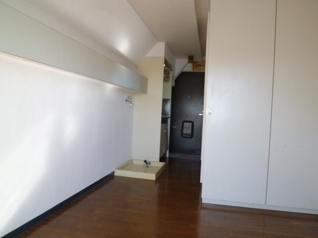 Other room space. aisle