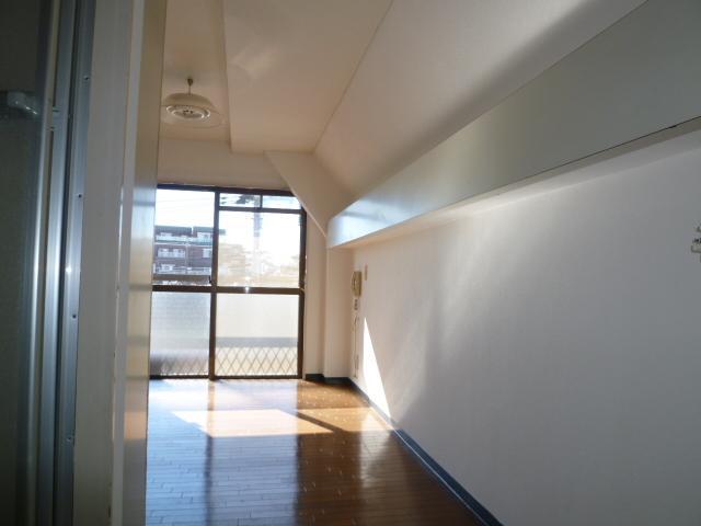 Other room space. aisle