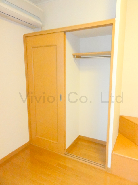 Receipt. With closet. It is recommended in one with a lot of clothes. 