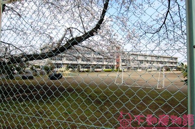 Primary school. Sakado Municipal landlord to elementary school 1326m