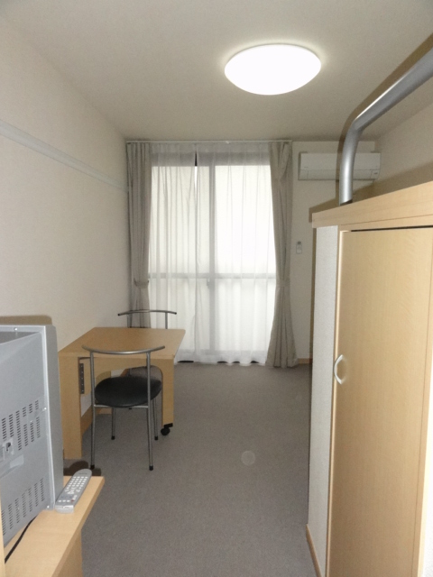 Living and room. curtain ・ Also it comes with air conditioning.