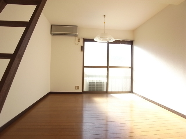 Living and room. Western-style 6 Pledge