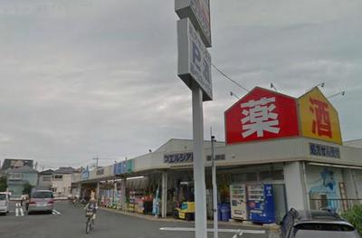 Dorakkusutoa. Uerushia 270m until (drugstore)