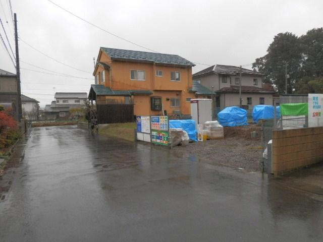 Local photos, including front road. Local (12 May 2013) Taking