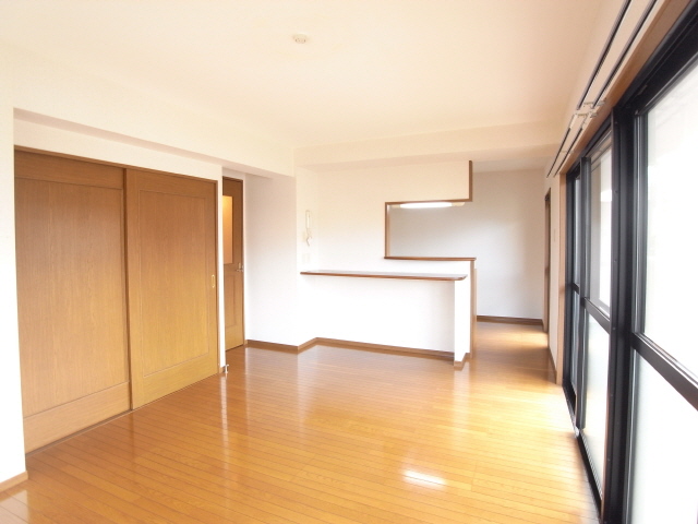 Living and room. 13 Pledge Air conditioning first base