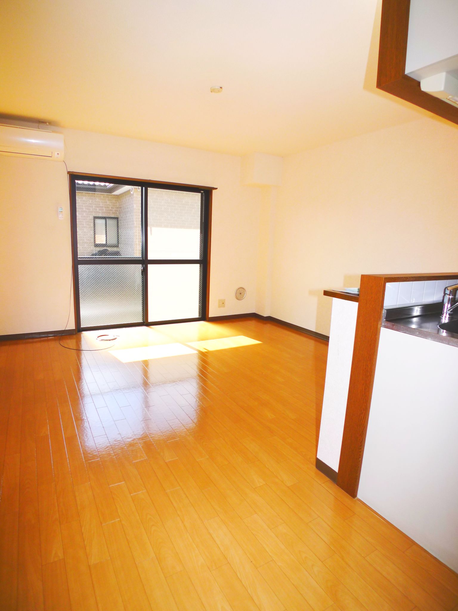 Living and room. It has air conditioning in 12 quires living