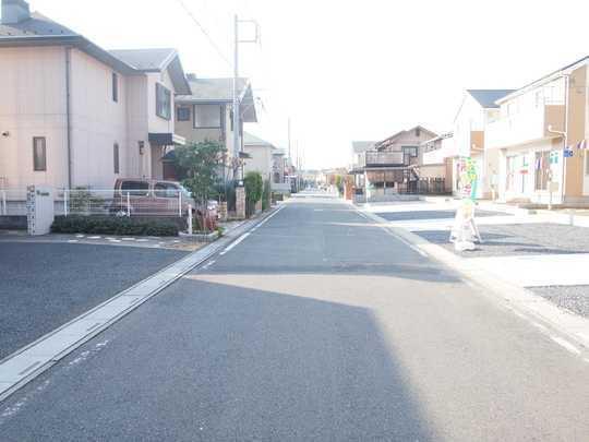 Local photos, including front road. Frontal road