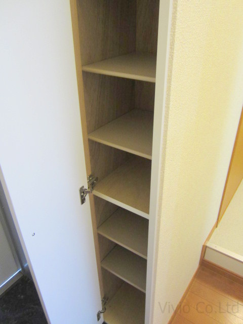 Receipt. Shoe box storage also firmly equipped.