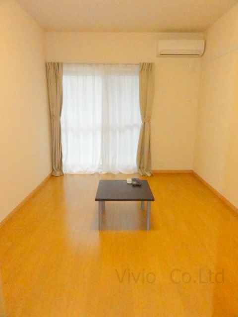 Living and room. Also equipped with air conditioning.