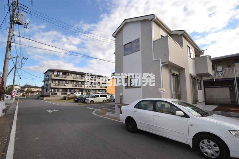 Local photos, including front road. Local (12 May 2013) Shooting The location of the corner lot