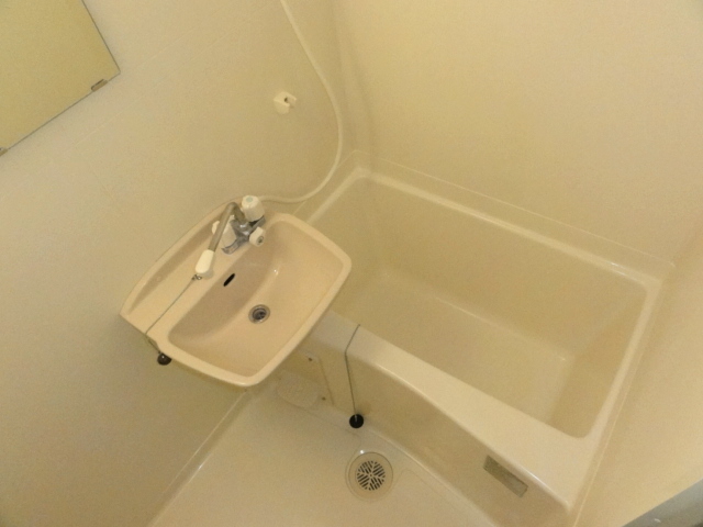 Bath. Equipped bathroom dry.