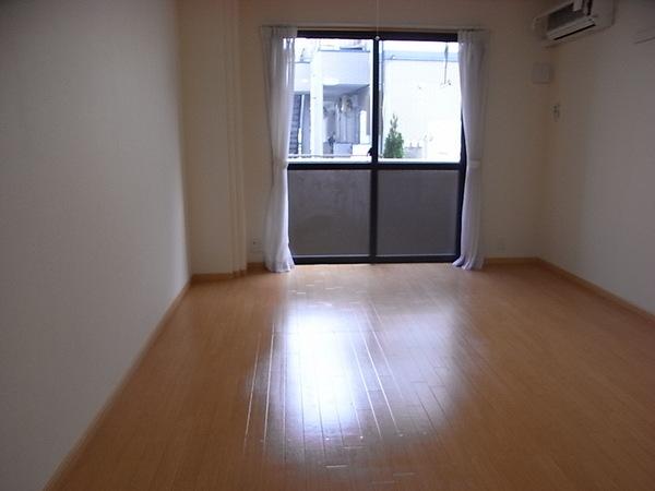 Living and room. 9.1 Pledge spacious living