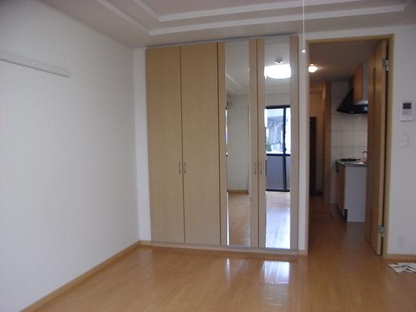 Living and room. 9.1 Pledge spacious living