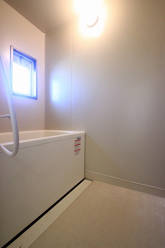 Bath. Add 焚給 tub with hot water glad for the coming season