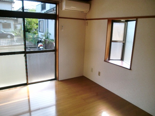 Other room space. Day good, There is also a triangular bay window. 