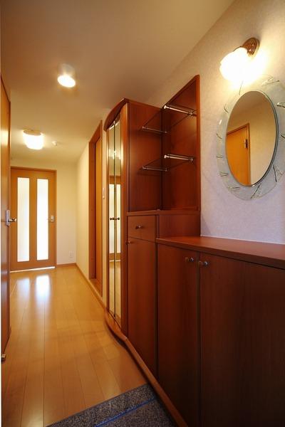 Entrance. Entrance storage is also enhanced (image)