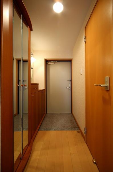 Entrance. Bright is the entrance (image)