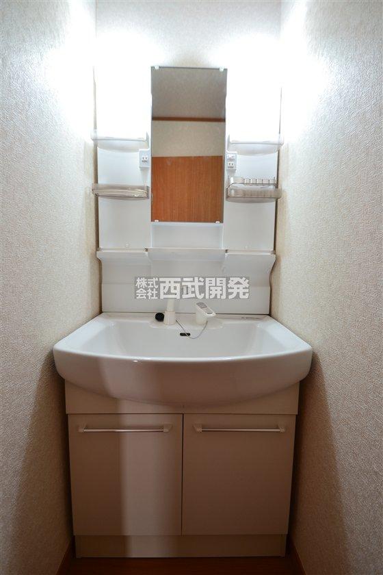 Wash basin, toilet. Indoor (11 May 2013) Shooting