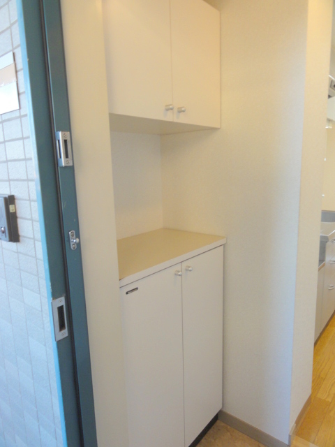 Entrance. You can be accommodated, such as many shoes in shoebox!