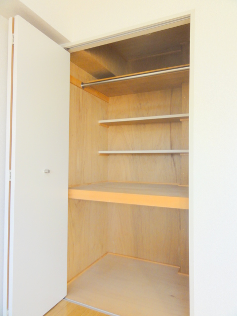 Receipt. It is storage space. You can be accommodated, such as a lot of clothes.