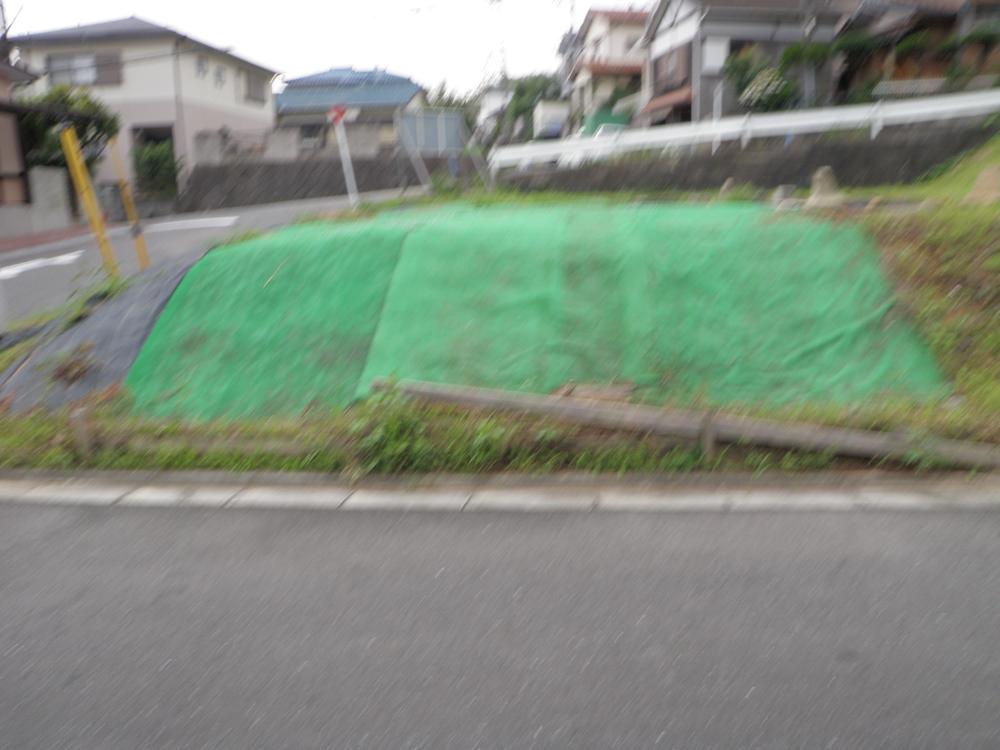 Local photos, including front road. Local (July 2012) shooting