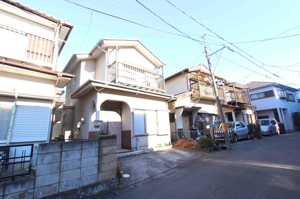 Local photos, including front road. Local land photo