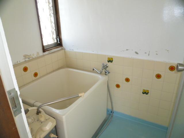 Bath. Bus (same type))