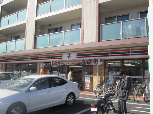 Convenience store. Seven-Eleven young leaves Station East store up (convenience store) 614m