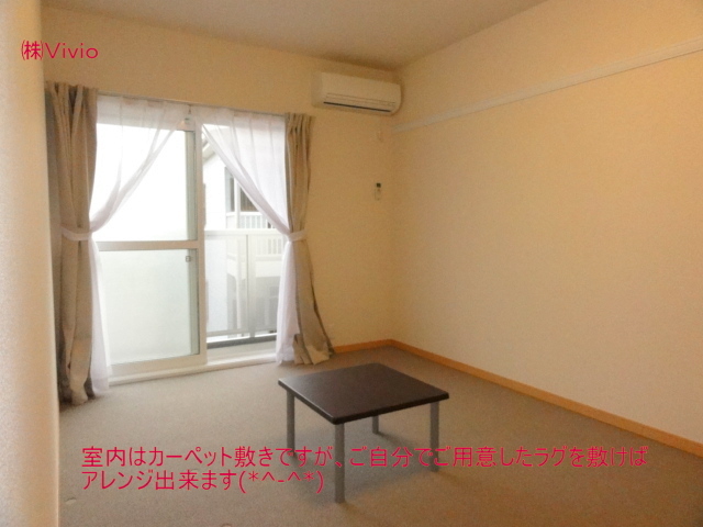 Living and room. Carpet is clean and the room of Zhang. 