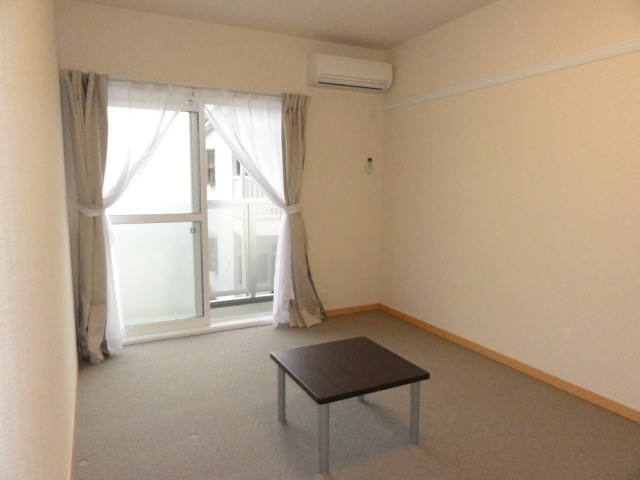 Living and room. Also equipped with air conditioning. 