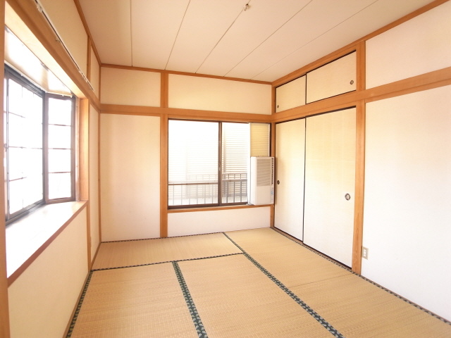 Other room space. Air conditioning There is a bay window