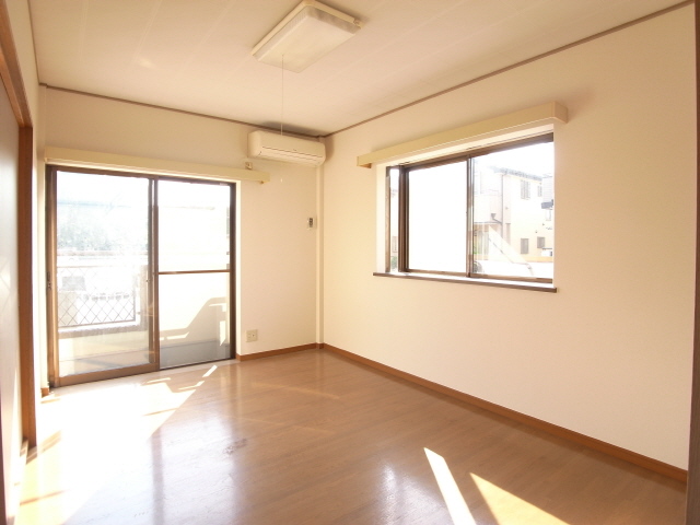 Living and room. There is a bay window 6 Pledge Opening facing south