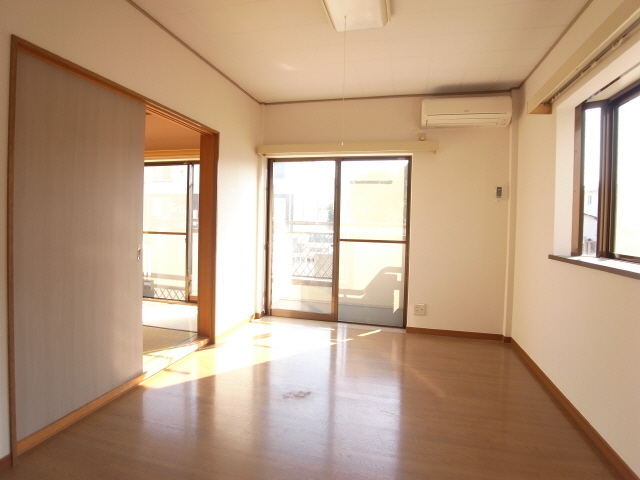 Living and room. Western style room 6 Pledge