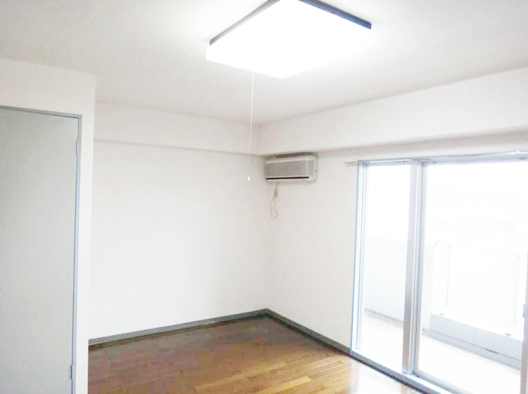 Living and room. 9.25 Pledge of Western-style!